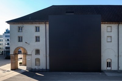 Installationsansicht, Karl-Tizian-Platz, Theaterfassade
